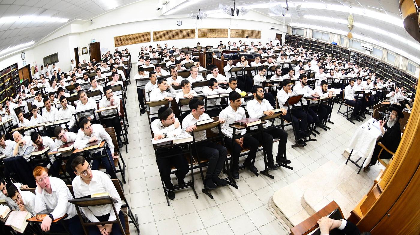 הגה"צ רבי אלימלך בידרמן בשיחת חיזוק ב'קריית מלך'