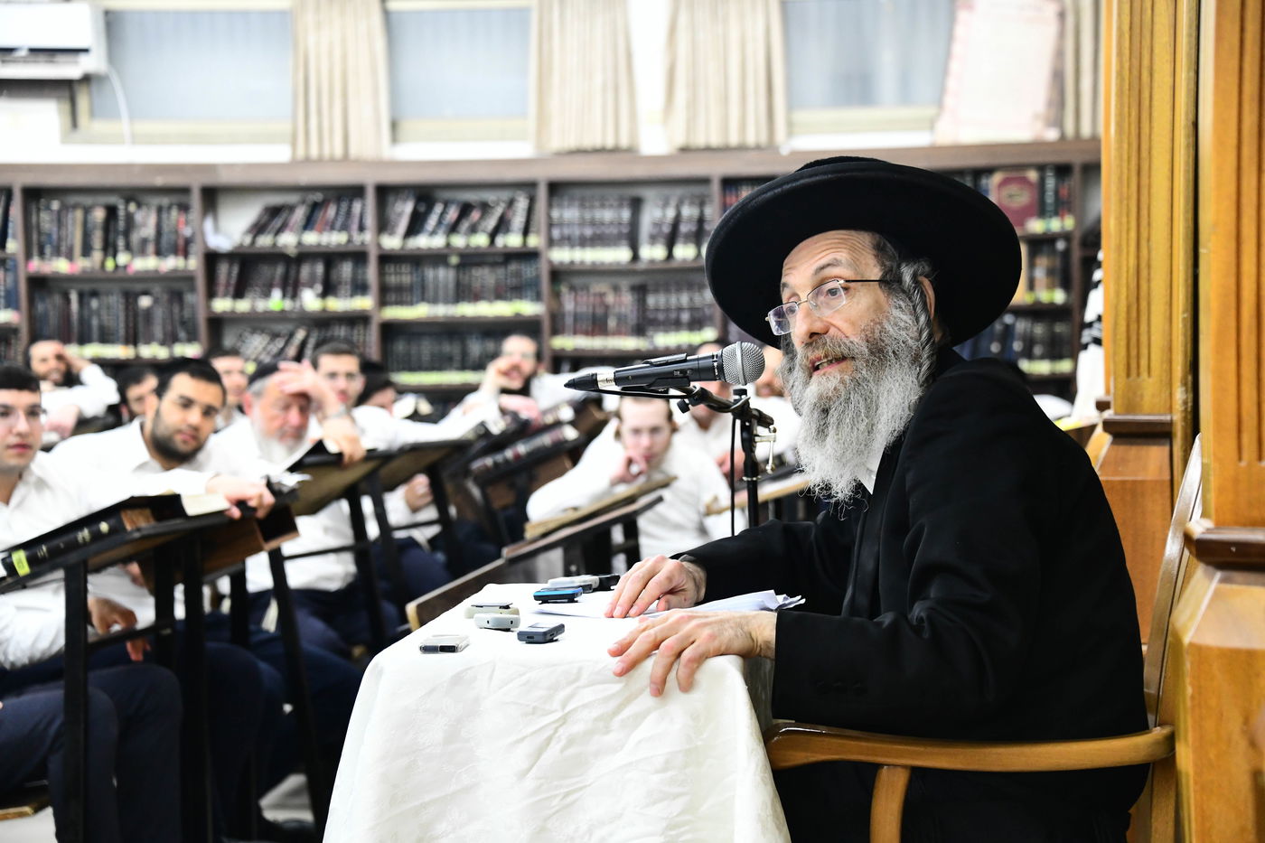 הגה"צ רבי אלימלך בידרמן בשיחת חיזוק ב'קריית מלך'