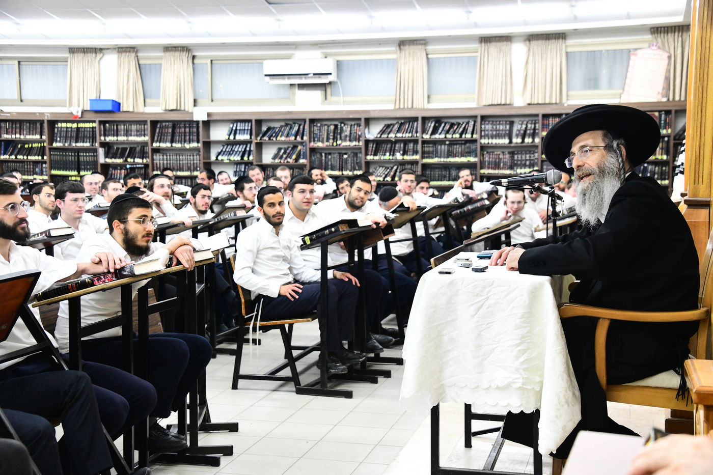 הגה"צ רבי אלימלך בידרמן בשיחת חיזוק ב'קריית מלך'