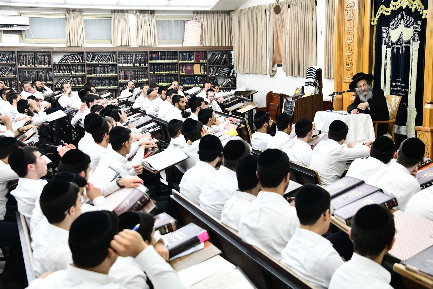 הגה"צ רבי אלימלך בידרמן בשיחת חיזוק ב'קריית מלך'
