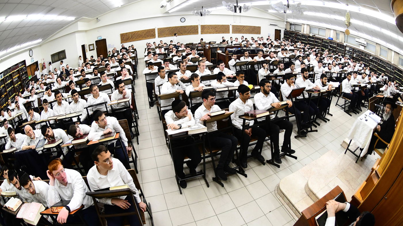 הגה"צ רבי אלימלך בידרמן בשיחת חיזוק ב'קריית מלך'