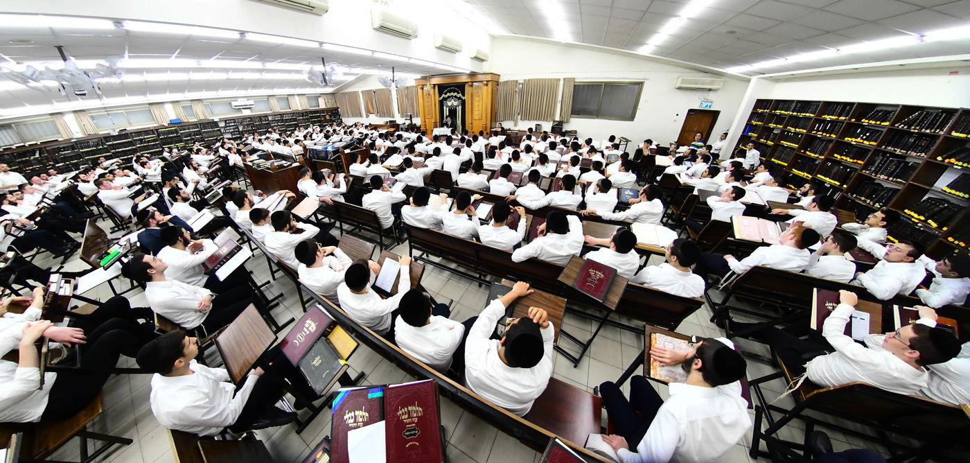 הגה"צ רבי אלימלך בידרמן בשיחת חיזוק ב'קריית מלך'