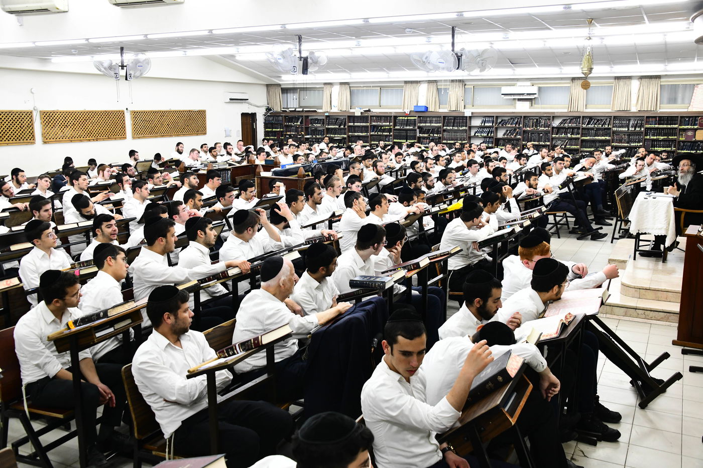 הגה"צ רבי אלימלך בידרמן בשיחת חיזוק ב'קריית מלך'