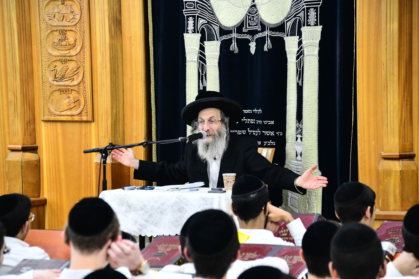 הגה"צ רבי אלימלך בידרמן בשיחת חיזוק ב'קריית מלך'