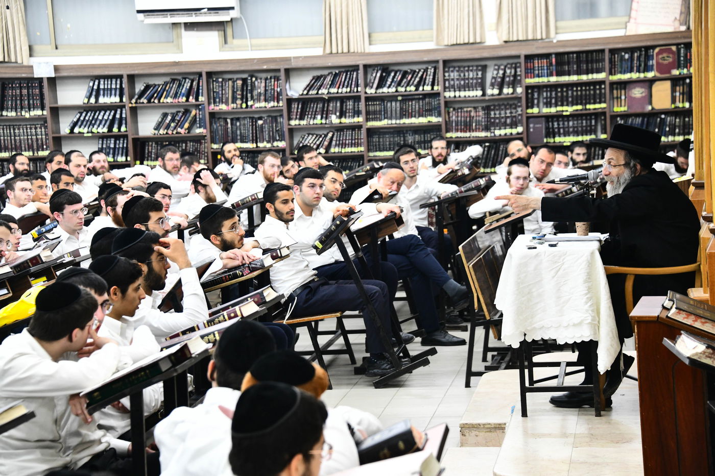 הגה"צ רבי אלימלך בידרמן בשיחת חיזוק ב'קריית מלך'