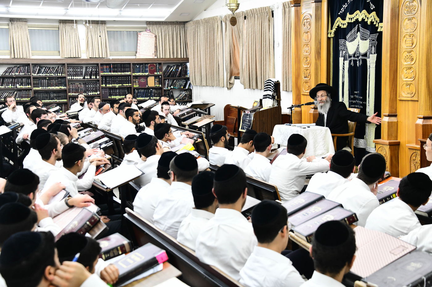 הגה"צ רבי אלימלך בידרמן בשיחת חיזוק ב'קריית מלך'