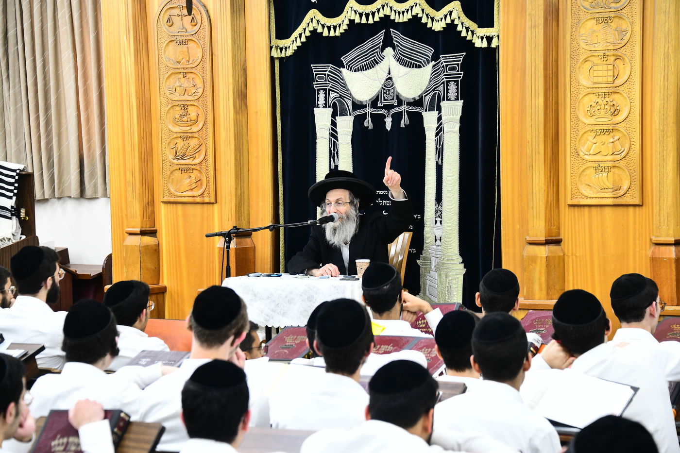 הגה"צ רבי אלימלך בידרמן בשיחת חיזוק ב'קריית מלך'