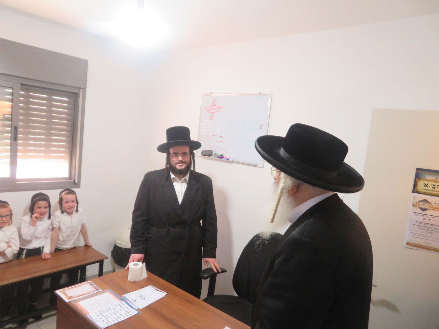 האדמו"ר מדושינסקיא בביקור בתלמוד תורה דושינסקיא בהר יונה