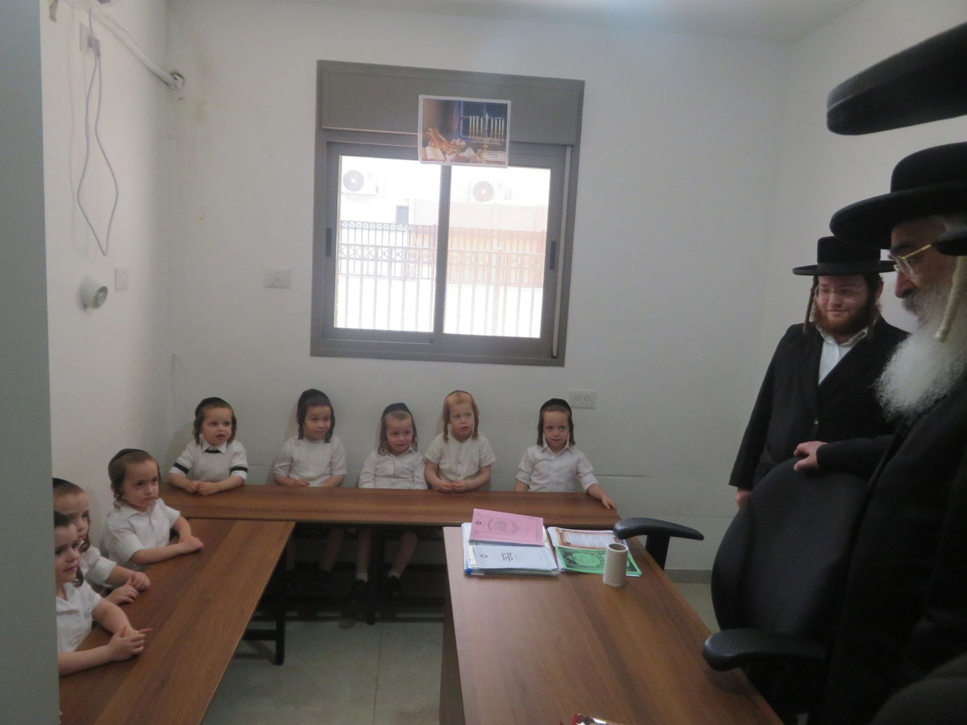 האדמו"ר מדושינסקיא בביקור בתלמוד תורה דושינסקיא בהר יונה