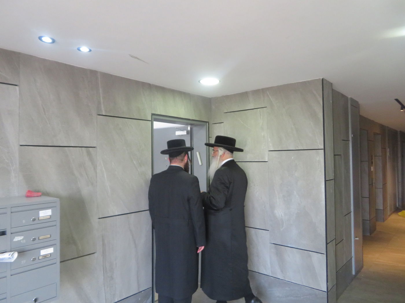 האדמו"ר מדושינסקיא בביקור בתלמוד תורה דושינסקיא בהר יונה