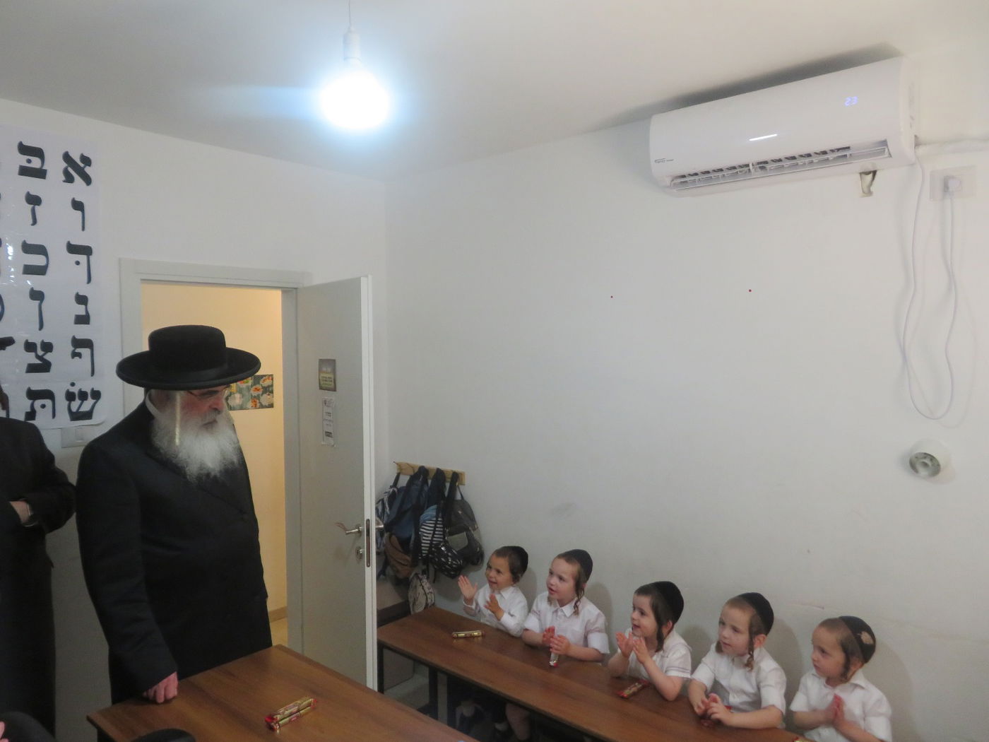 האדמו"ר מדושינסקיא בביקור בתלמוד תורה דושינסקיא בהר יונה