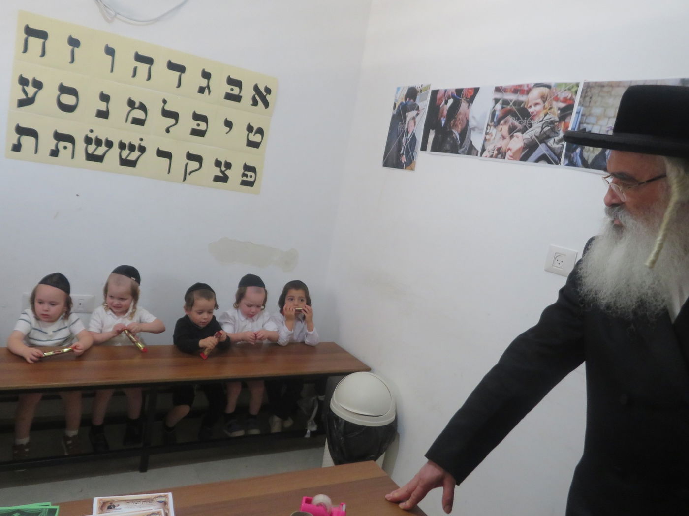 האדמו"ר מדושינסקיא בביקור בתלמוד תורה דושינסקיא בהר יונה