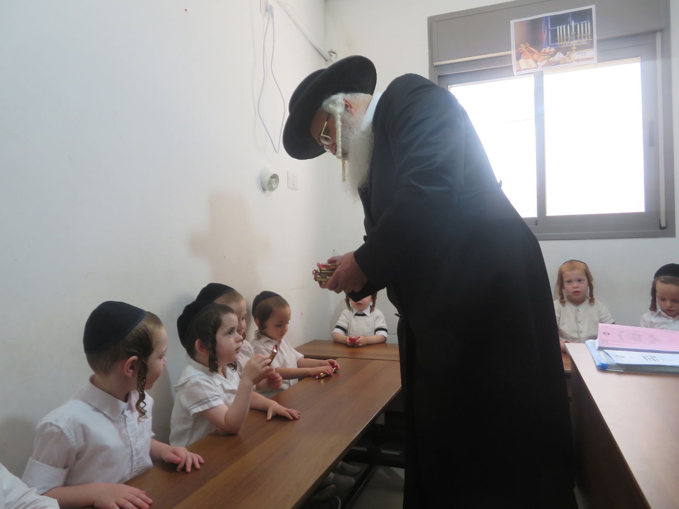 האדמו"ר מדושינסקיא בביקור בתלמוד תורה דושינסקיא בהר יונה