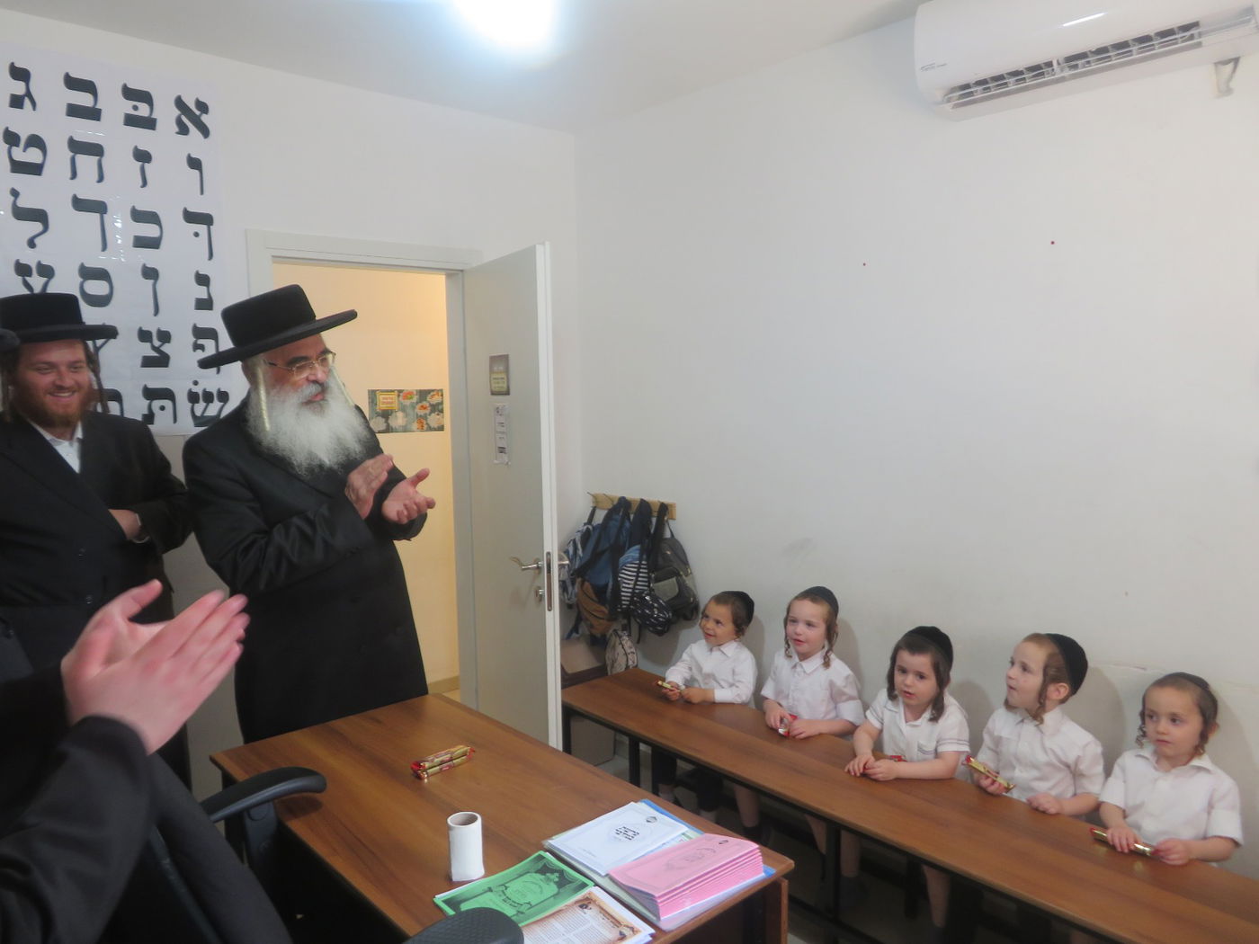 האדמו"ר מדושינסקיא בביקור בתלמוד תורה דושינסקיא בהר יונה