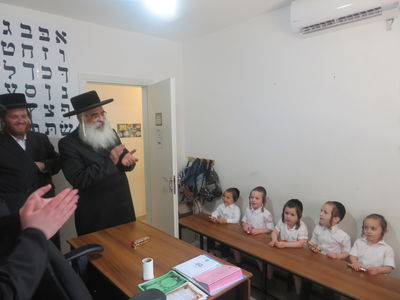 האדמו"ר מדושינסקיא בביקור בתלמוד תורה דושינסקיא בהר יונה