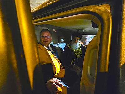 תיעוד לא שגרתי: השר הבכיר לקח את הראשון לציון ברכבו - עד לביתו | צפו