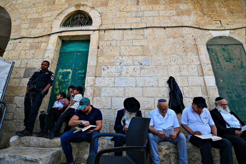 מראות ההילולא בקבר שמואל הנביא