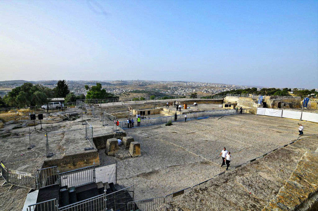 מראות ההילולא בקבר שמואל הנביא