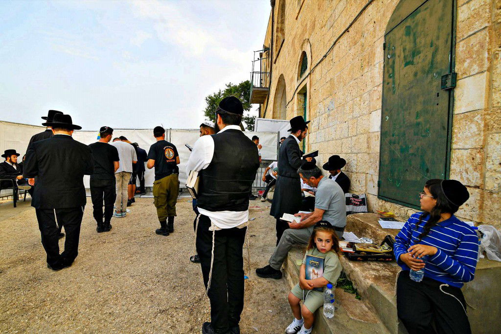 מראות ההילולא בקבר שמואל הנביא