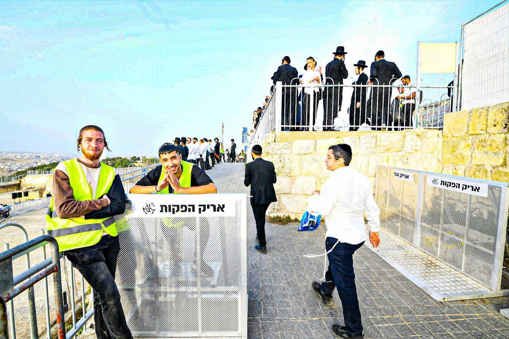 מראות ההילולא בקבר שמואל הנביא