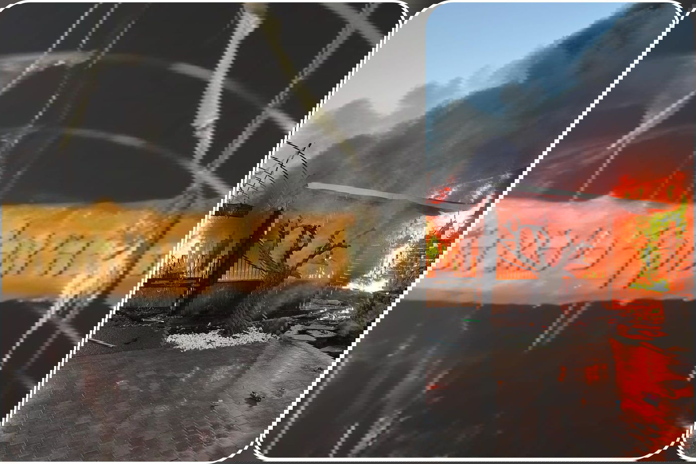 להבות האש בחווה והשלט שלא נשרף