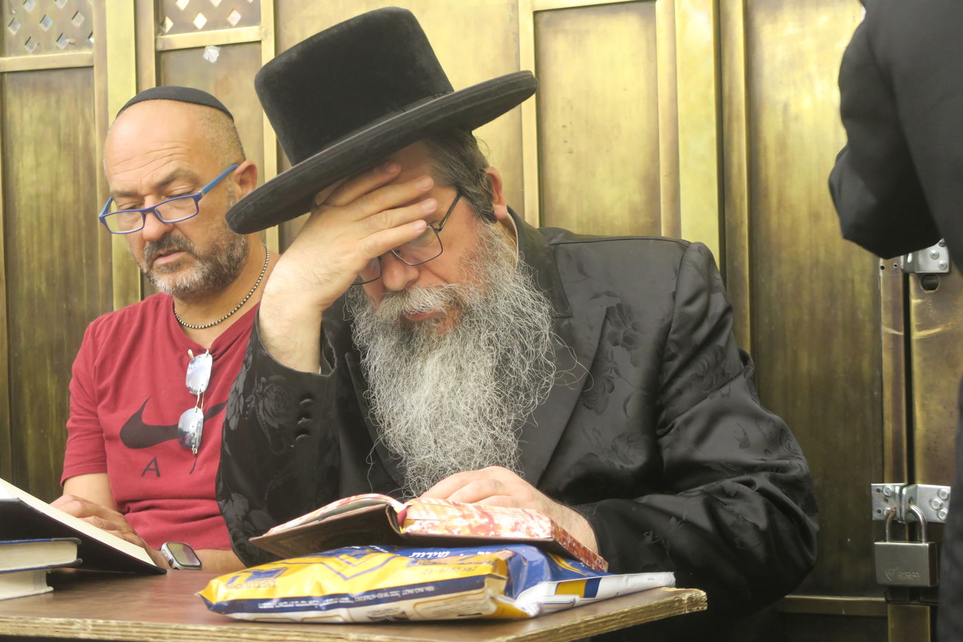 האדמו"ר משבט הלוי בתפילה באתרא קדישא מירון