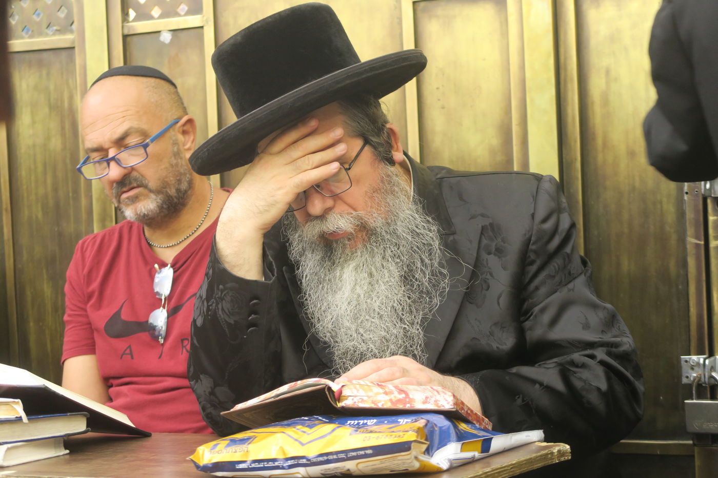 האדמו"ר משבט הלוי בתפילה באתרא קדישא מירון