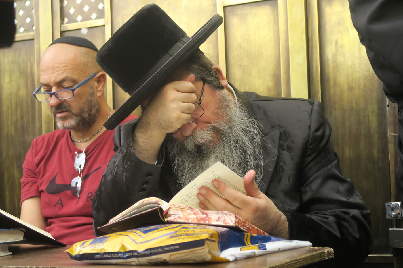 האדמו"ר משבט הלוי בתפילה באתרא קדישא מירון