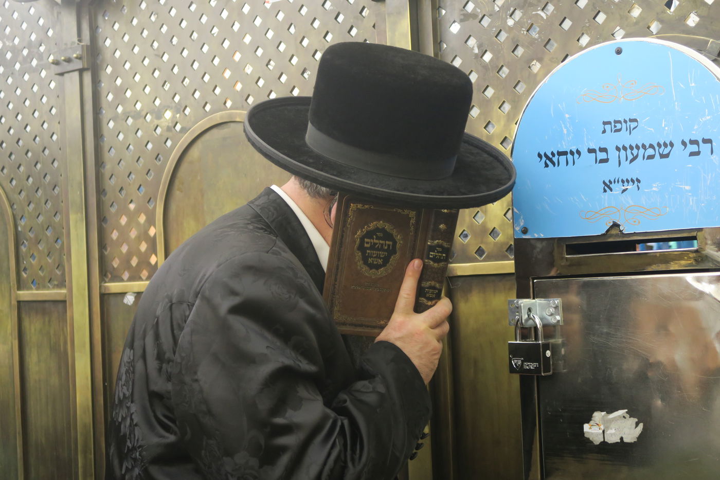 האדמו"ר משבט הלוי בתפילה באתרא קדישא מירון