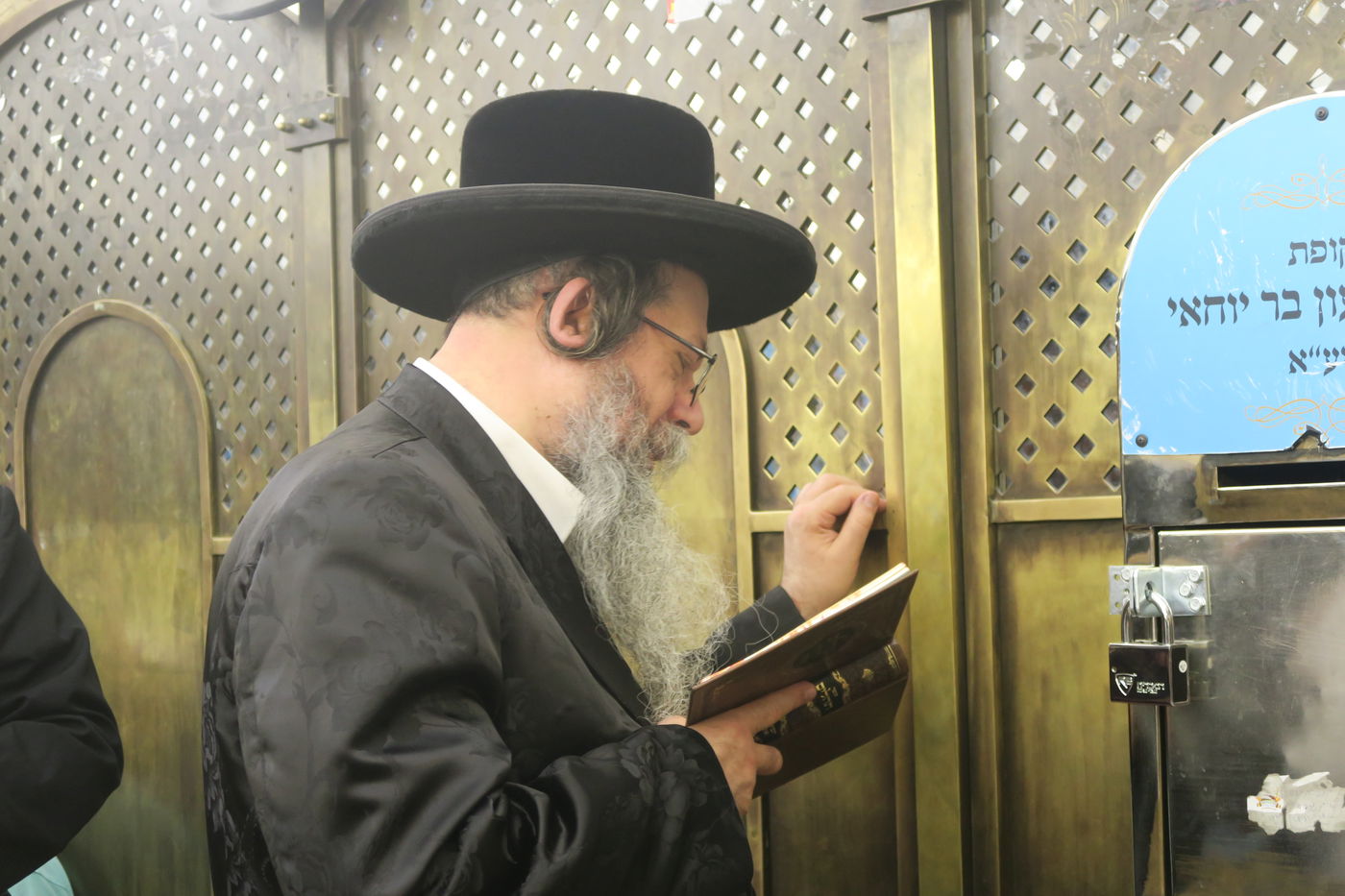 האדמו"ר משבט הלוי בתפילה באתרא קדישא מירון