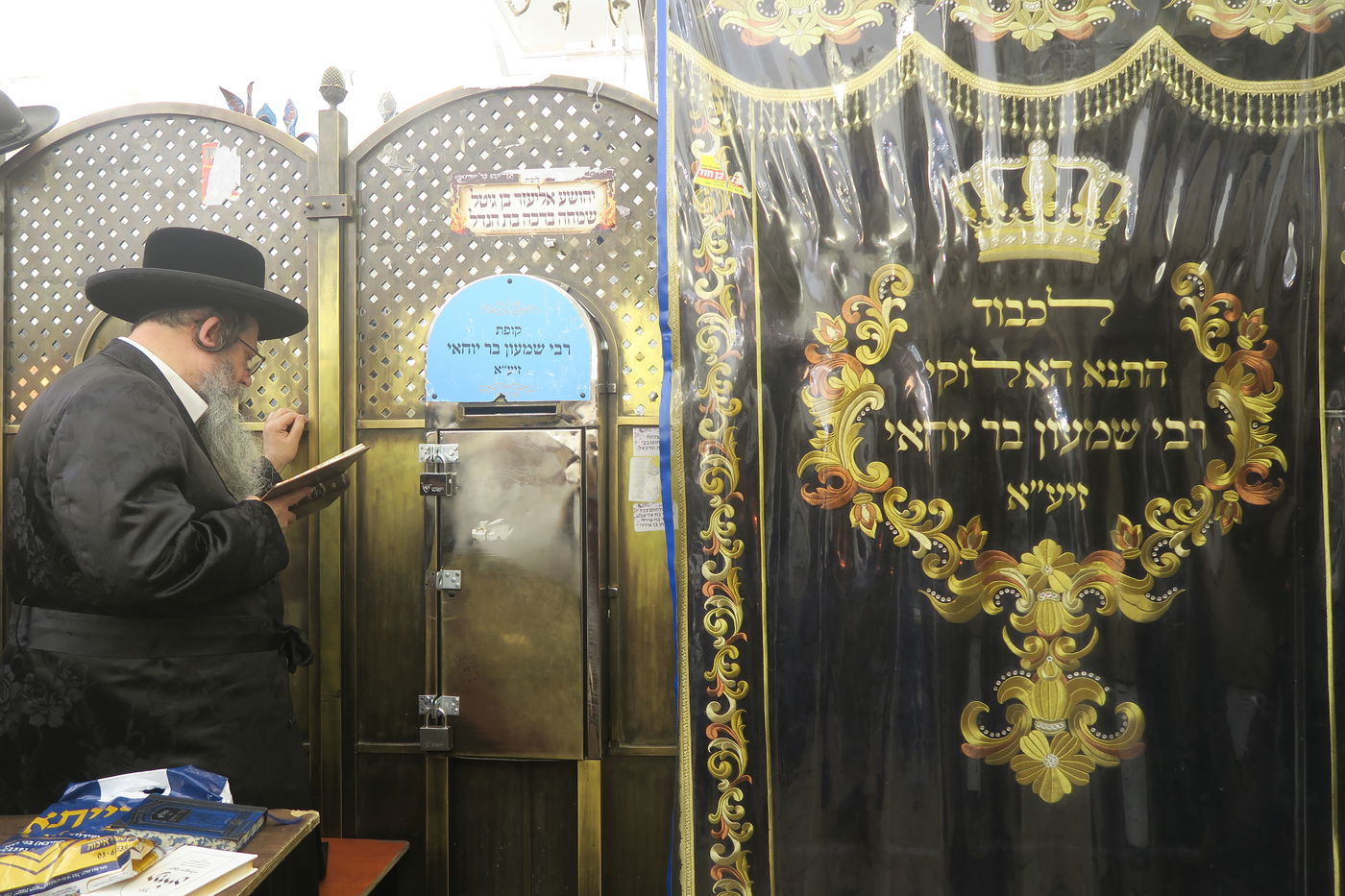 האדמו"ר משבט הלוי בתפילה באתרא קדישא מירון