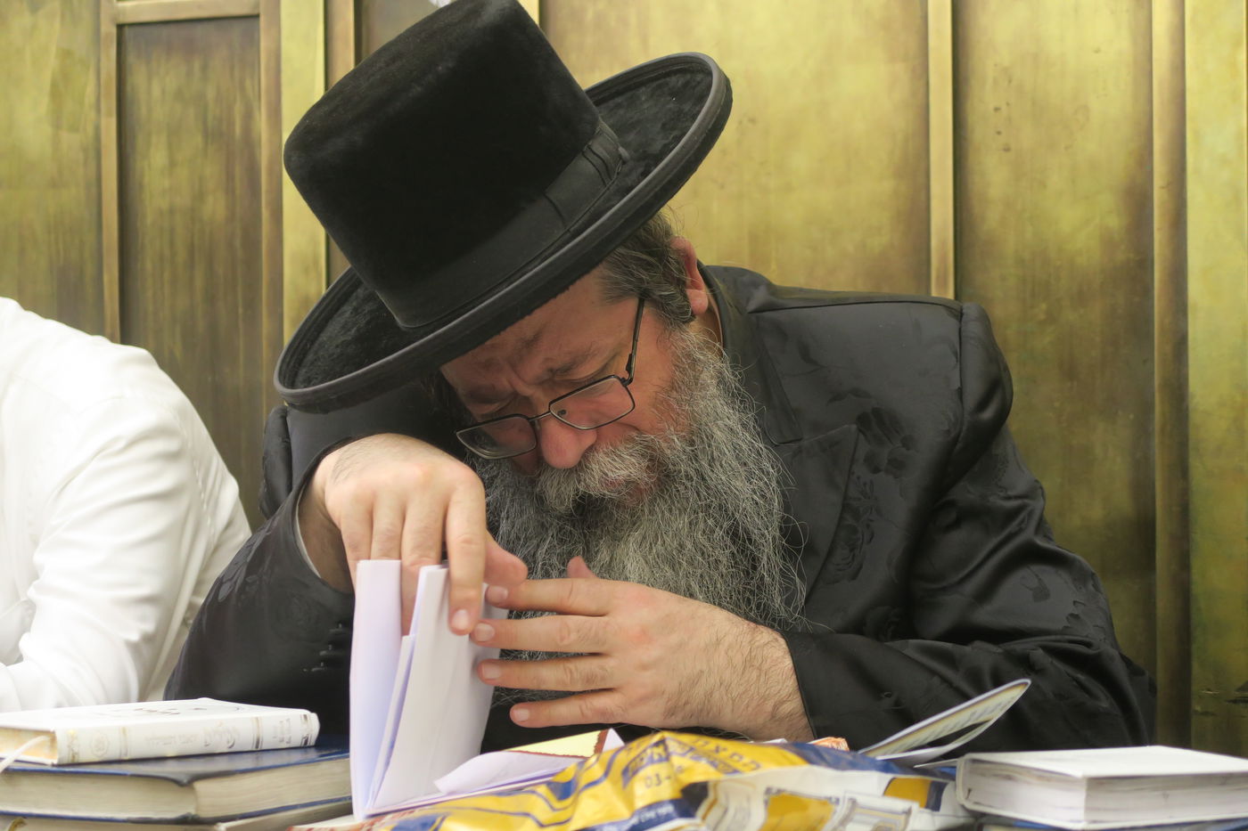 האדמו"ר משבט הלוי בתפילה באתרא קדישא מירון