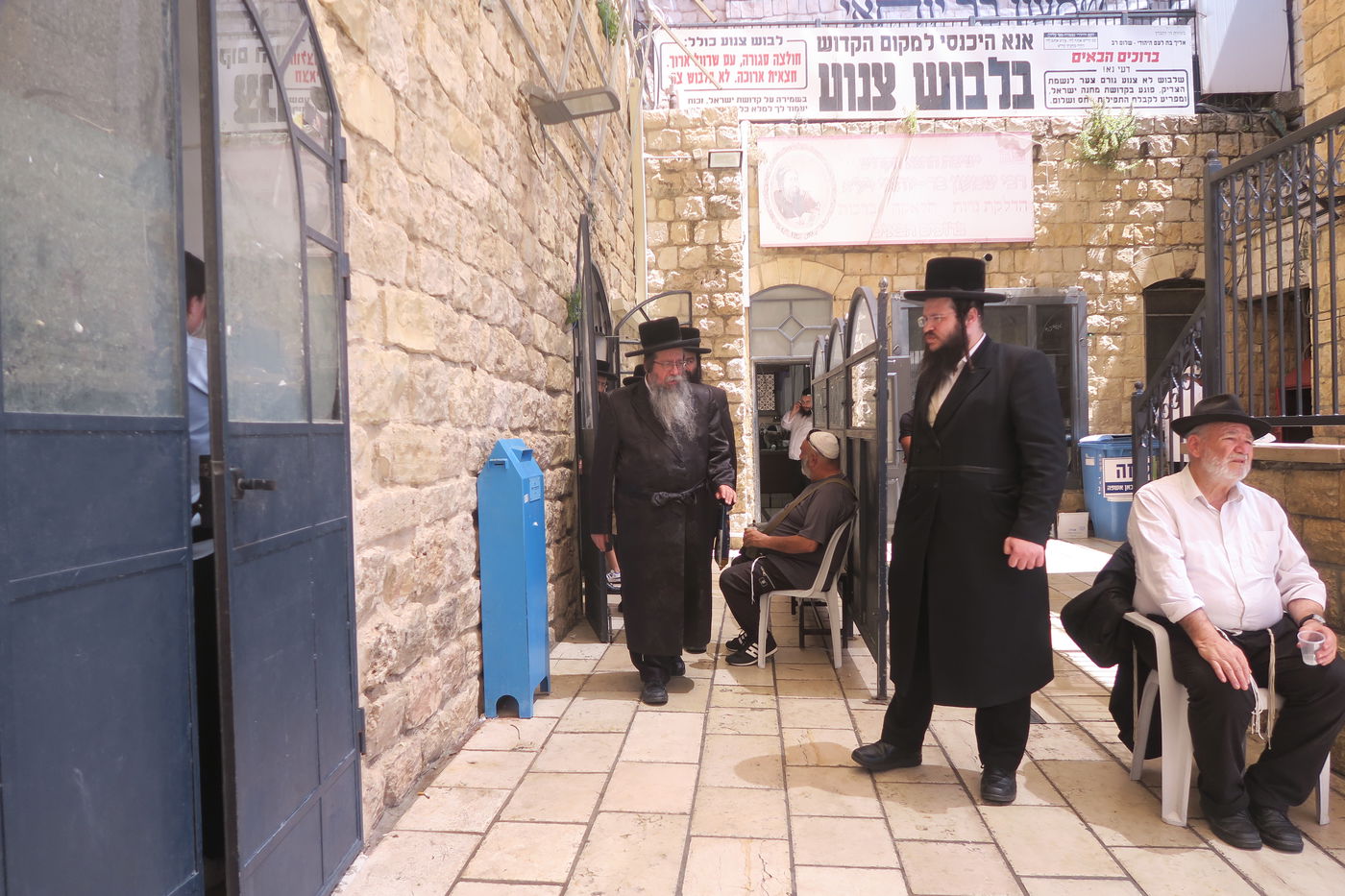 האדמו"ר משבט הלוי בתפילה באתרא קדישא מירון