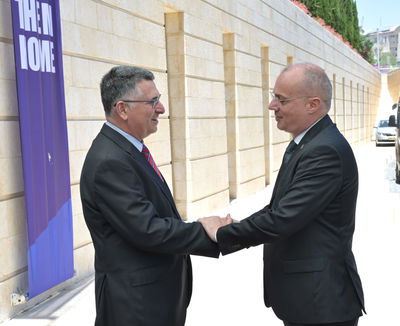 עם שר החוץ של אלבניה