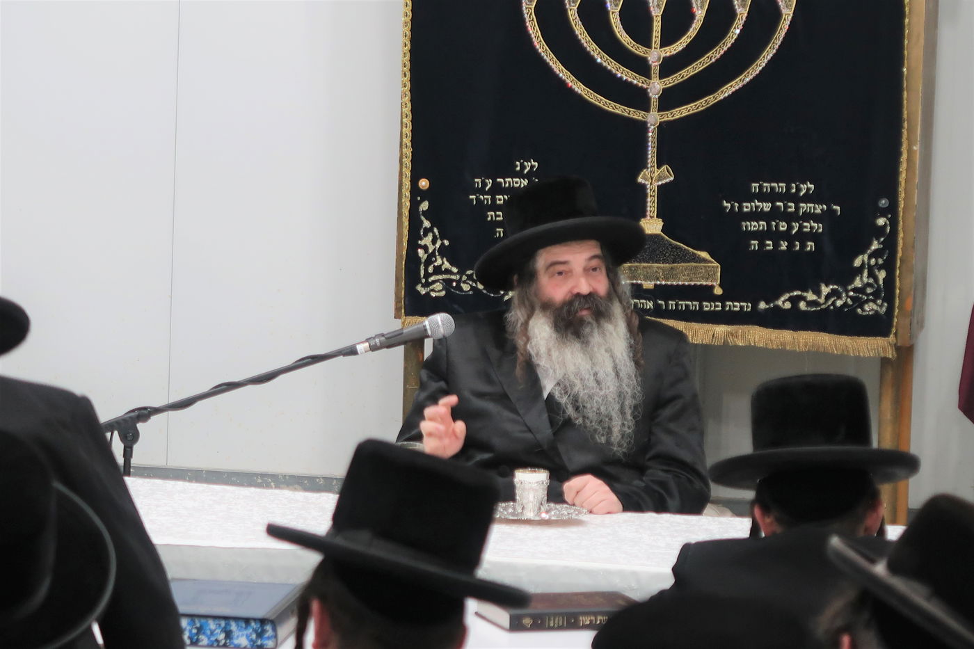 האדמו"ר מזוטשקא בשיחת הכנה לחג השבועות