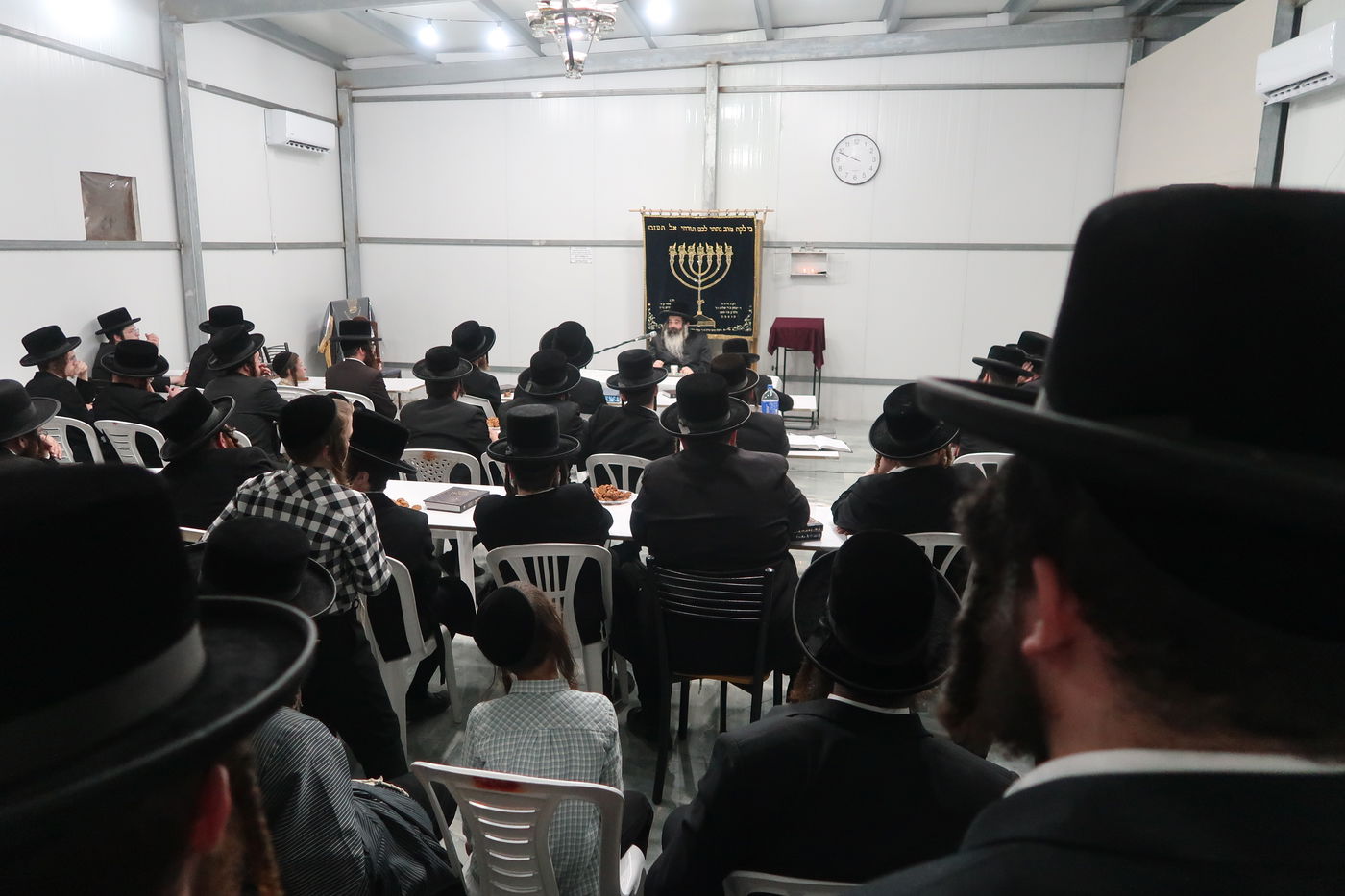 האדמו"ר מזוטשקא בשיחת הכנה לחג השבועות