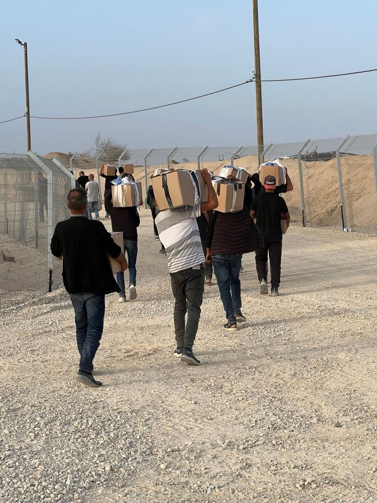 עזתים אוספים מצרכים ברצועה