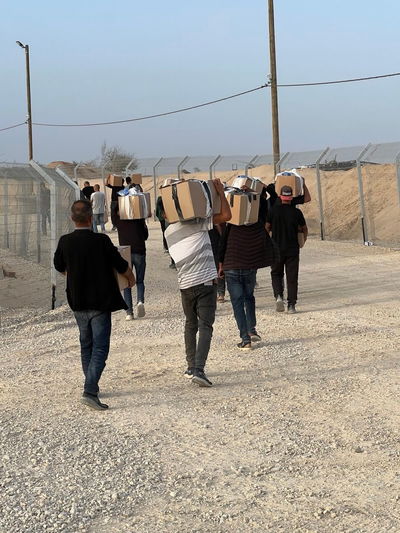 עזתים אוספים מצרכים ברצועה 