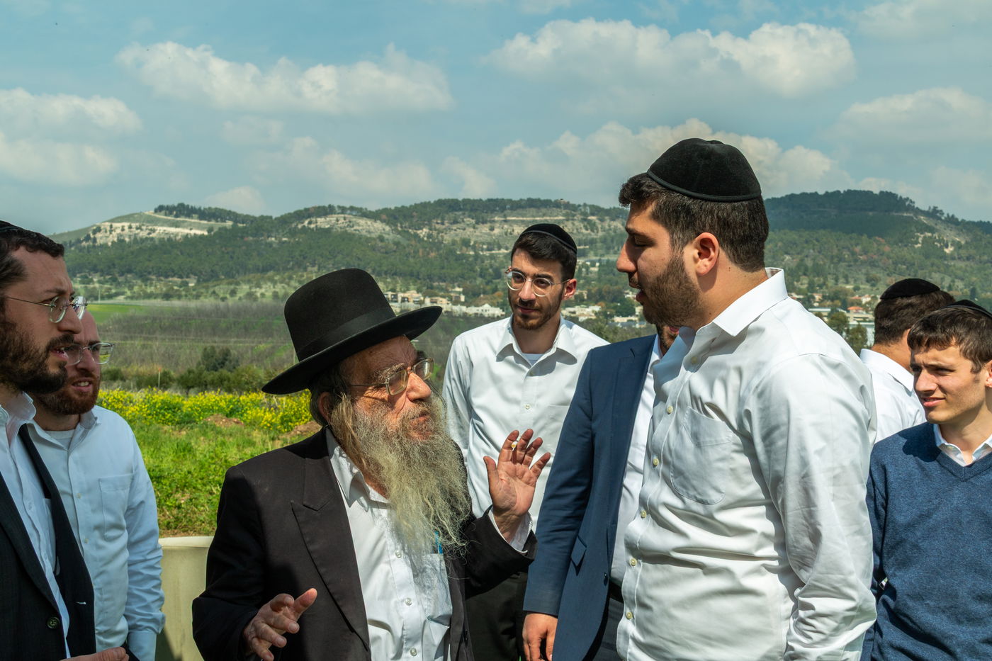 הרב נתן קופשיץ בשיח עם בחורים בישיבת ישעי