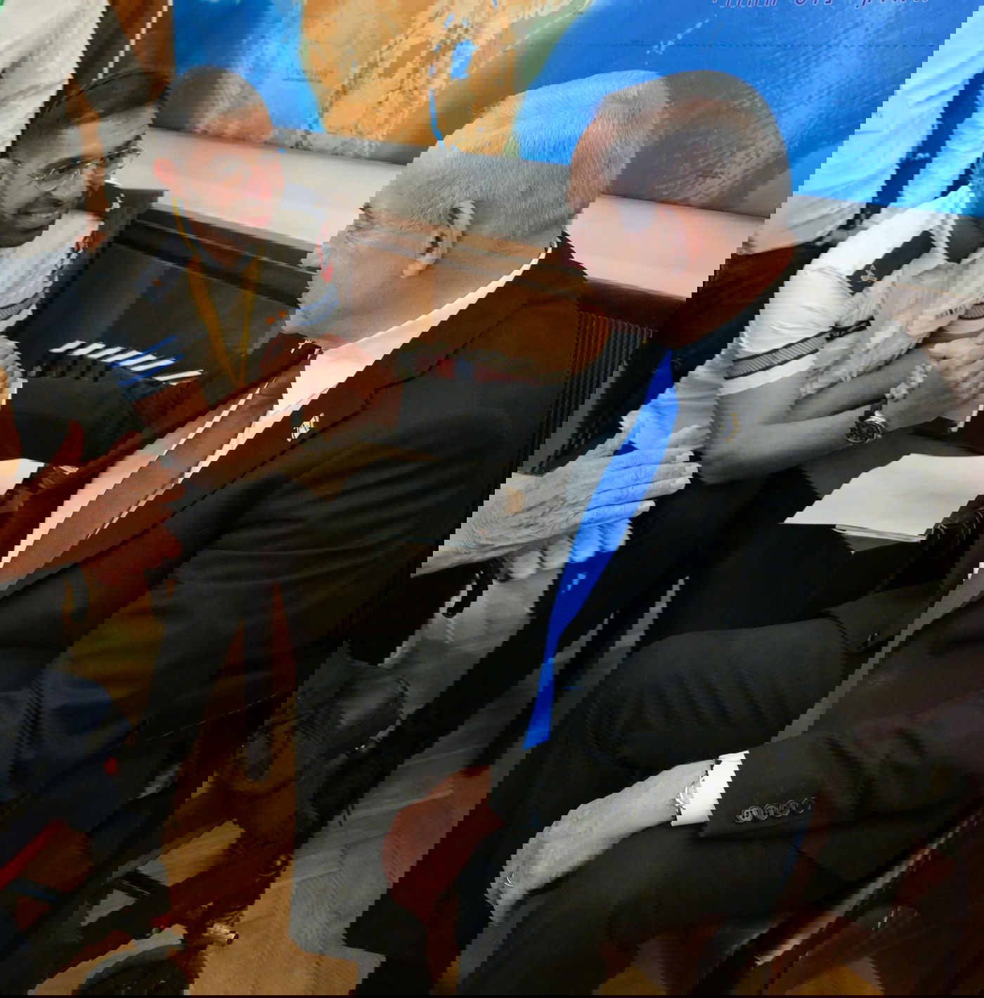 נתניהו וגיבור הקרב שרו יחד "שבחי ירושלים" - בתוך הלשכה | צפו