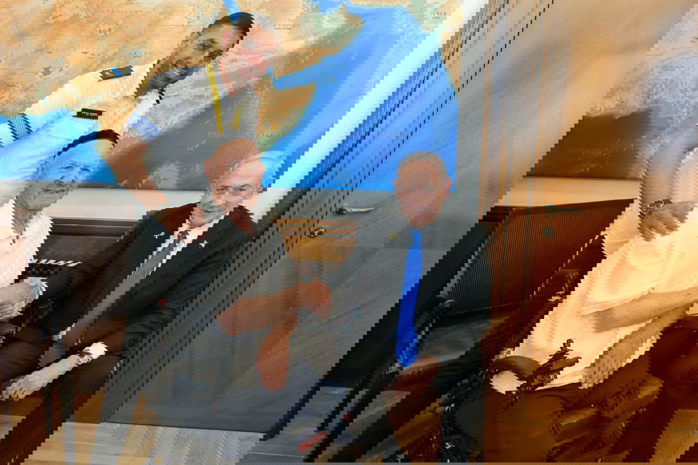 נתניהו וגיבור הקרב שרו יחד "שבחי ירושלים" - בתוך הלשכה | צפו