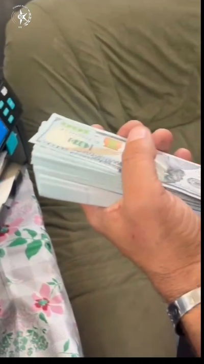 ערימות של שטרות: זה מה שקרה כששוטרים גילו את הצ'יינג' הפיראטי