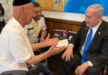 נתניהו וגיבור הקרב שרו יחד "שבחי ירושלים" - בתוך הלשכה | צפו