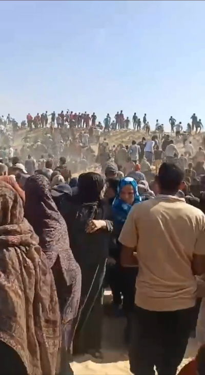 אלפי עזתים פרצו למתחמי הסיוע האמריקנים; כאוס במקום | "הם לקחו הכל, לא נותר כלום"