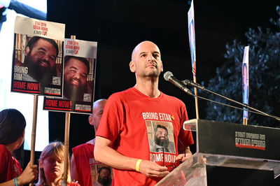 הורן בכיכר החטופים, הערב