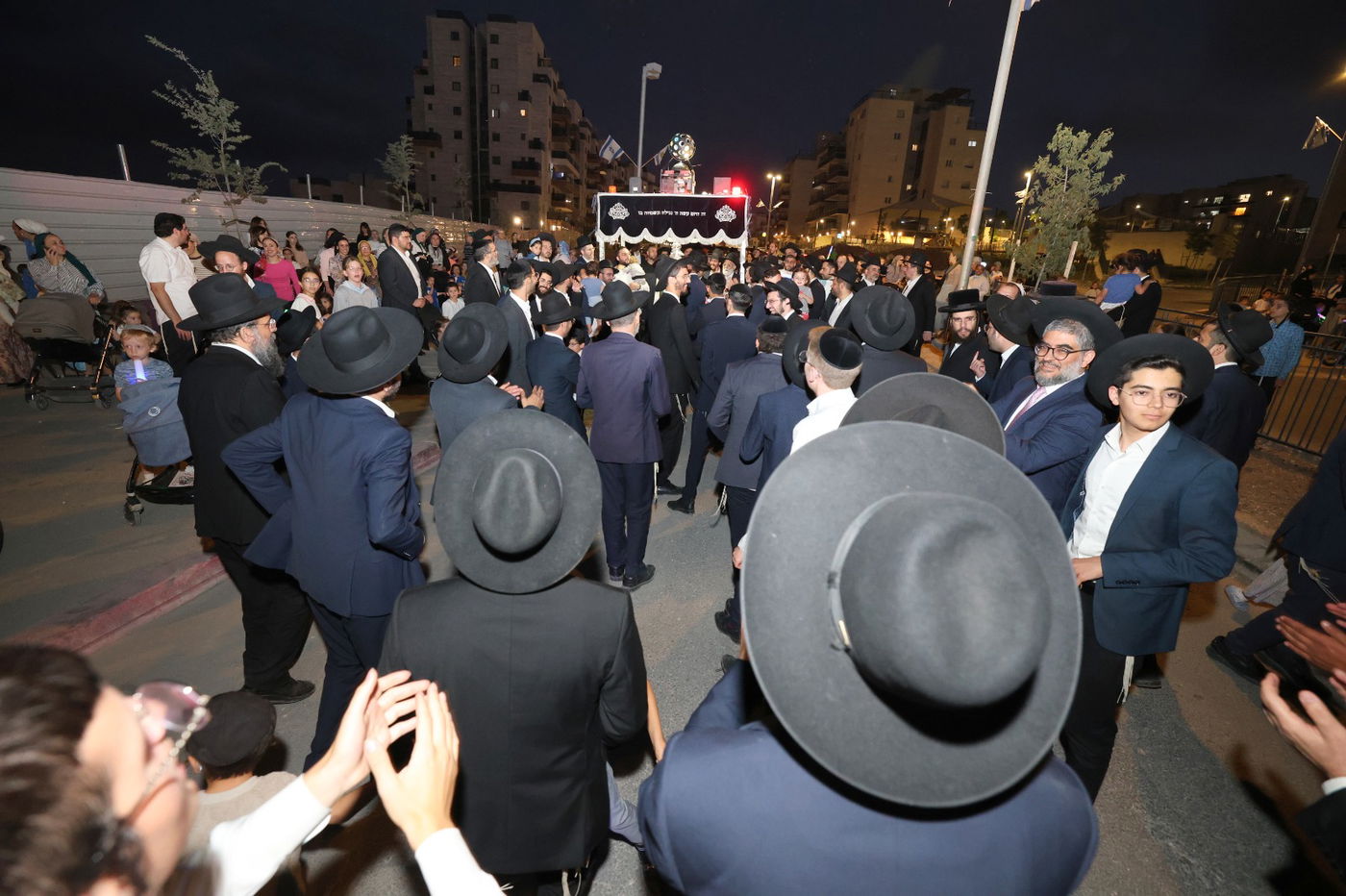 הכנסת ספר תורה בקהילת אוהל תורה בבית שמש