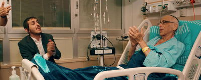 שמוליק סוכות משמח את ר' אלי ברנע ז"ל יומיים לפני פטירתו