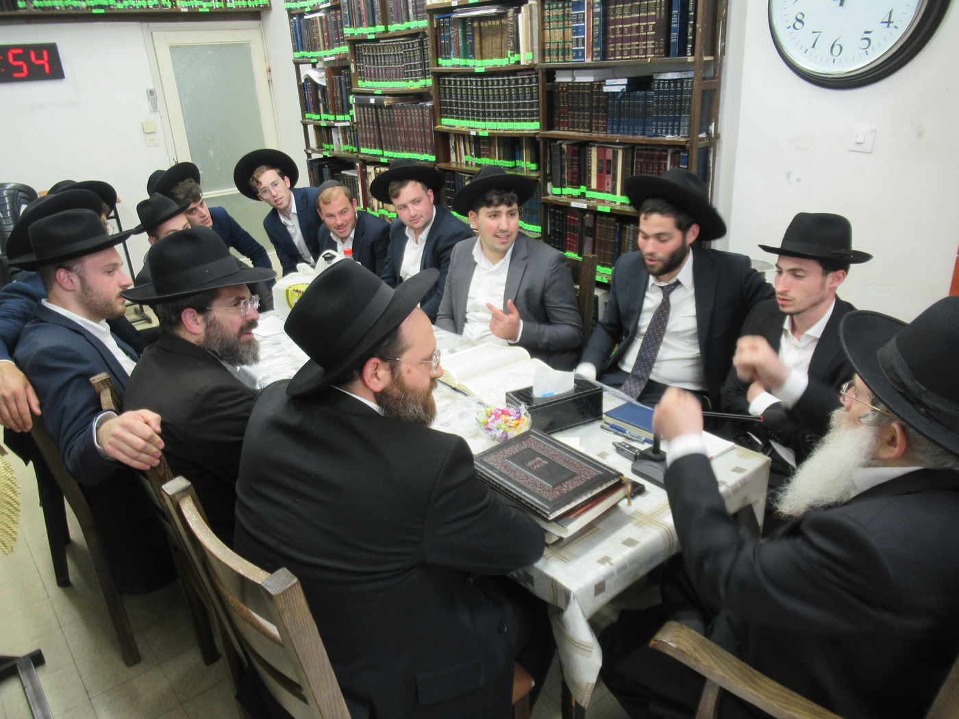 חלק מהבחורים בישיבת נווה יעקב יחד עם רבני הישיבה אצל הרב שרגא שטיינמן