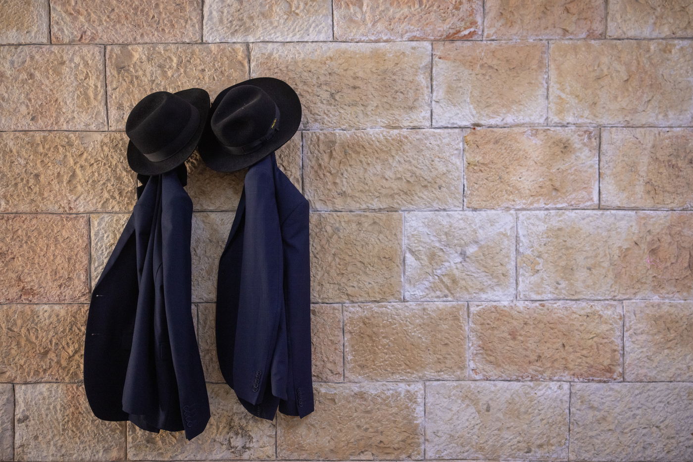 וְחַיֵּי עולָם נָטַע בְּתוכֵנוּ | כשאמונה ובחירה פוגשות את השמחה וחכמת החיים