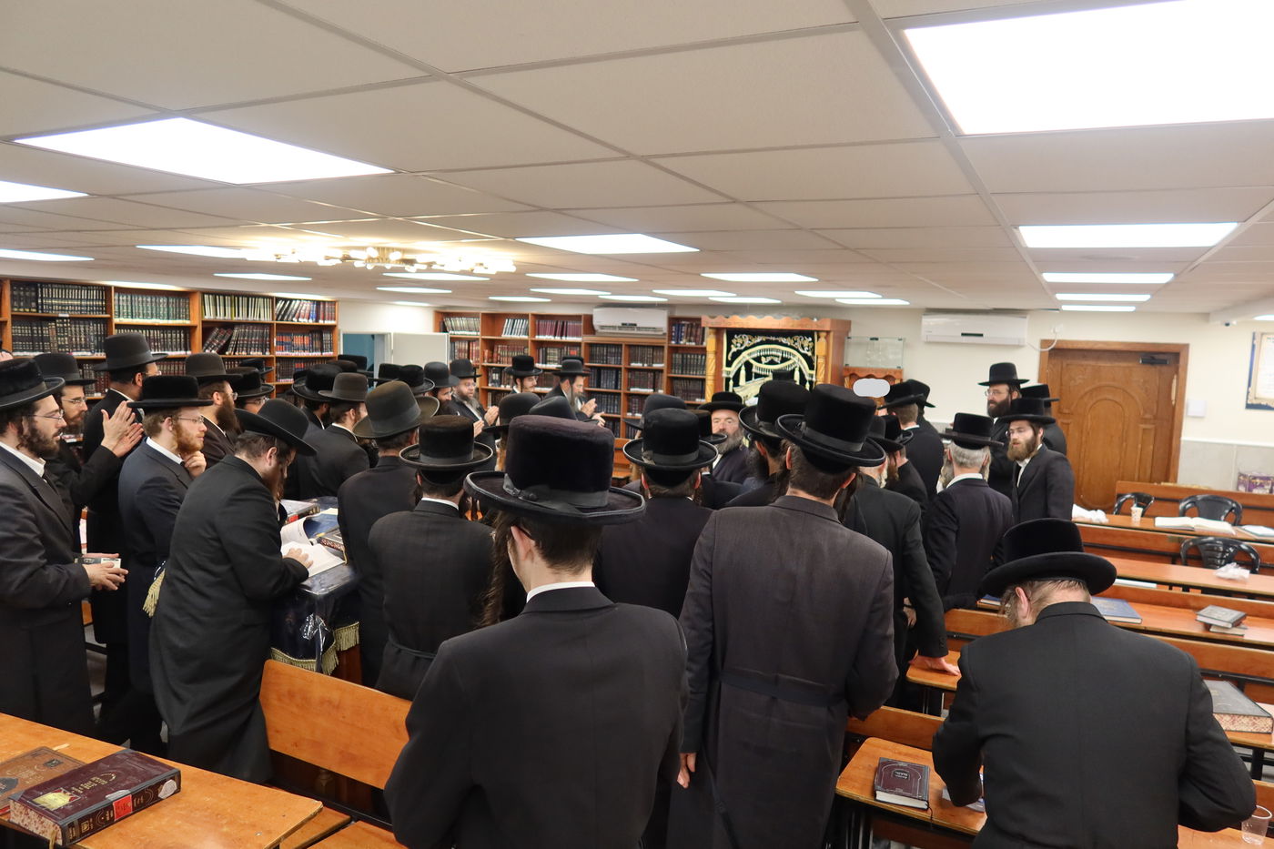 מעמד הלחיים לרגל אירוסי בן האדמו"ר מזוויעהיל